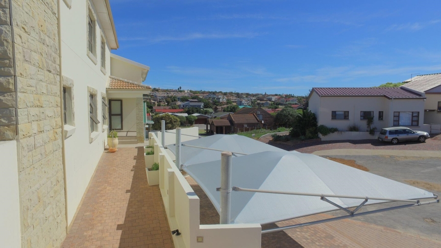 8 Bedroom Property for Sale in Wavecrest Eastern Cape